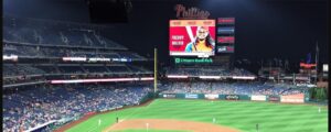 Marcador de Citizens Bank Park con el rótulo de los Phillies durante un partido nocturno