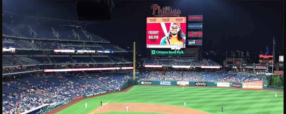 Marcador de Citizens Bank Park con el rótulo de los Phillies durante un partido nocturno