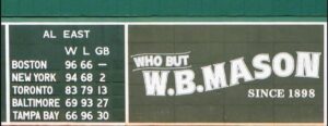 Tablero manual con la clasificación de la División Este de la Liga Americana en el Green Monster de Fenway Park