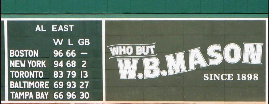 Tablero manual con la clasificación de la División Este de la Liga Americana en el Green Monster de Fenway Park