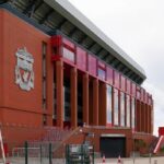 Fachada del Anfield, estadio del Liverpool, con el escudo del club