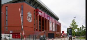 Fachada del Anfield, estadio del Liverpool, con el escudo del club