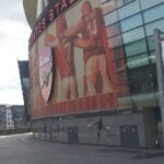 Fachada del Emirates Stadium, estadio del Arsenal, con el escudo del club