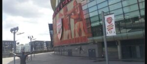 Fachada del Emirates Stadium, estadio del Arsenal, con el escudo del club