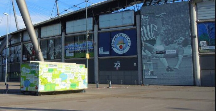 Fachada del Etihad Stadium con el escudo del Manchester City