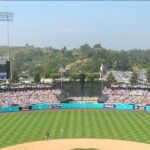 Vista general del Dodger Stadium durante un partido, con el logo LA en el terreno de juego