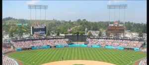 Vista general del Dodger Stadium durante un partido, con el logo LA en el terreno de juego